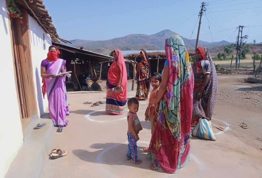 Rashtra Jagrookta | आंगनबाड़ी सेविका द्वारा घर घर जाकर दूध का किया जा रहा...